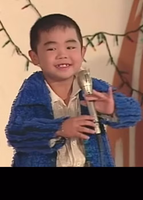 Bé Châu cũng từng được xem là thần đồng âm nhạc. Còn nhớ, năm 2004 - 2005, cái tên bé Châu (tên thật là Nguyễn Huy, sinh năm 1997) nổi đình đám trên thị trường băng đĩa khi nhảy múa bắt chước các ngôi sao ca nhạc cùng những bản hit thời bấy giờ. Bé Châu đắt show, cát-sê mỗi chương trình từ 2-5 triệu đồng. Ảnh: Tiền Phong