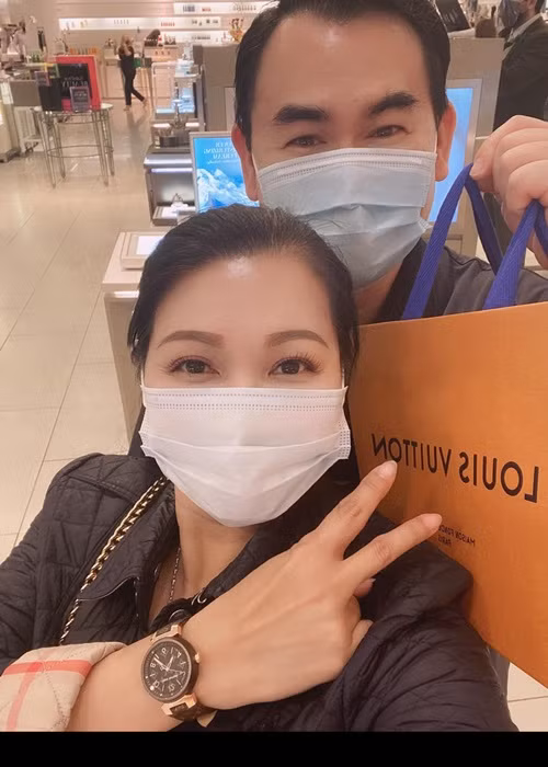 Ngọc Huyền từng bày tỏ sự tự hào vì sau 20 năm kết hôn, vợ chồng cô đến nay vẫn dành cho nhau sự yêu thương, trân trọng như như ngày còn trẻ.