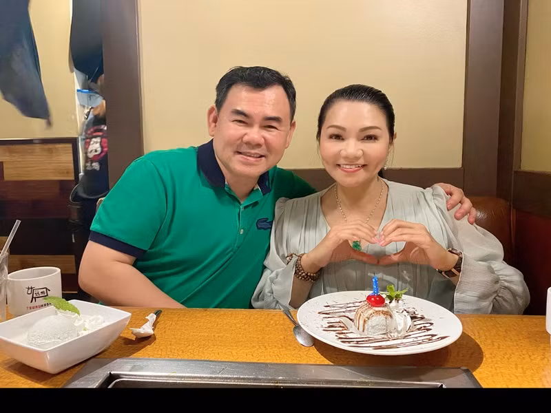 Ngọc Huyền kể: "Tiền lương chàng làm được bao nhiêu lo trang trải cho gia đình. Tiền em làm là em quản lý nha. Đã vậy em lại là chuyên viên lấy tiền nhà làm từ thiện, chia sẻ thương yêu khắp mọi nơi, giúp những người thân yêu lúc khó khăn. Có 1 lần khá đặc biệt chàng từ chiến trường Iraq về mở tủ nhà ra, chàng giật mình hỏi em: "Em ơi, tiền đâu hết rồi". Em trả lời: "Em cho bạn mượn rồi". Chàng làm thinh. Em nói tiếp: "Em không phải không hỏi ý anh, nhưng lúc anh ở nơi bom đạn, em không muốn anh lo nên em không nói. Chuyện bạn mình cần gấp lắm, cứu nguy". Chàng thở phào: "Em quyết định, giúp bạn khi có việc thì không sao". Vậy đó chàng ấy chỉ cười chứ chưa bao giờ “hạch hỏi” vợ thêm lần nào".
