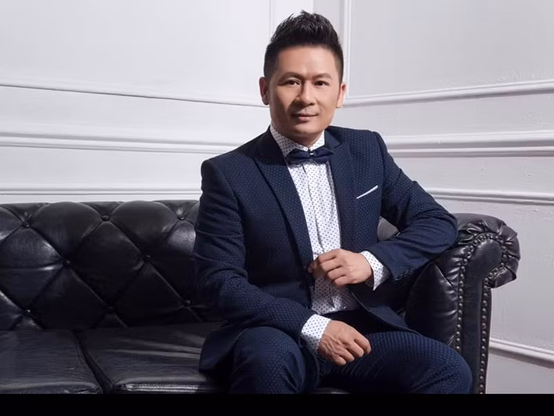 Nam ca sĩ tâm sự: “Cứ để mọi thứ diễn ra như một lẽ tự nhiên. Công việc đã chiếm quá nhiều thời gian của tôi. Tôi cho rằng mỗi người đều có số phận riêng. Khi gặp một người hiểu cho mình, đồng cảm với mình và có thể phù hợp với nhau để bước tiếp thì đó chính là duyên phận”.