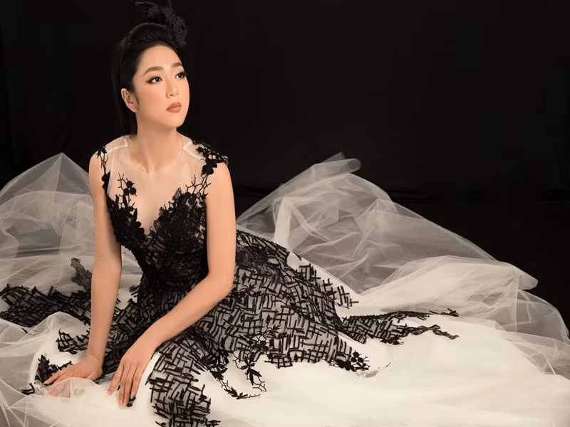 Nữ ca sĩ sinh năm 1988 khoe vẻ dịu dàng trong một bộ ảnh.