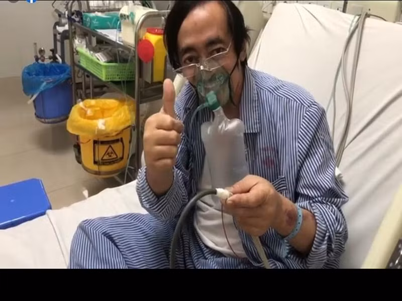Thi thoảng, Giang Còi cập nhật hình ảnh điều trị bệnh, trò chuyện với bạn bè, đồng nghiệp và khán giả.