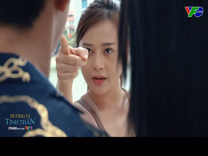 Năm 2021, Phương Oanh trở lại màn ảnh với vai Phương Nam trong “Hương vị tình thân”. Ban đầu, vai diễn gây tranh cãi. Người khen Phương Oanh hợp vai cô gái cá tính Phương Nam, người lại chê Phương Oanh diễn gượng, gồng và đơ. Tuy nhiên, vai Phương Nam dần được nhiều khán giả đón nhận, thương yêu. Ảnh: VTV