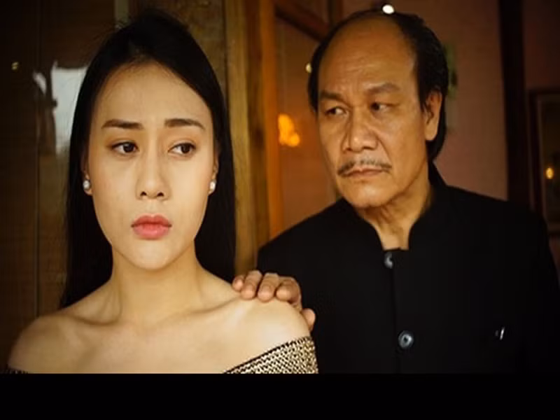 Tên tuổi của Phương Oanh vụt sáng khi cô đóng chính phim truyền hình “Quỳnh búp bê”. Trong phim, cô vào vai cô gái vùng cao tên Quỳnh bị lừa bán vào động mại dâm sau khi bỏ nhà đi vì bị cha dượng cưỡng hiếp, mẹ không bảo vệ. Ảnh: Lao động