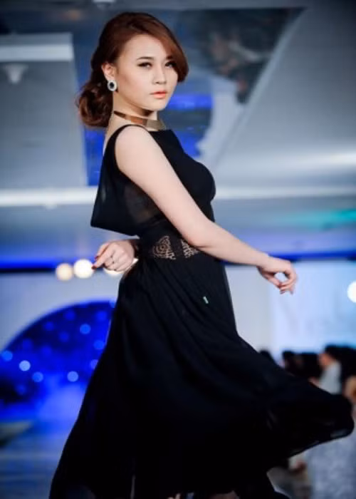 Phương Oanh luôn coi giai đoạn làm người mẫu là quãng thời gian đẹp của thanh xuân. “Tôi được làm việc, kiếm tiền bằng mồ hôi nước mắt và mang lại kết quả cho tương lai”, cô nói.