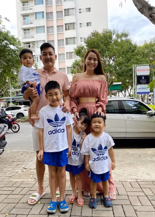 Vào mùa dịch, vì không thể thuê người giúp việc, cặp đôi phải chia nhau phụ trách chăm sóc 3 con nhỏ.