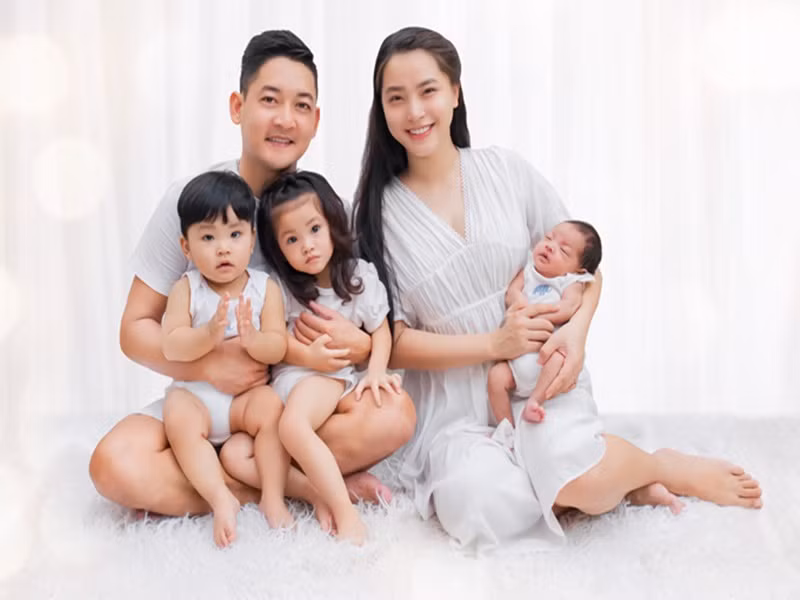 Vợ chồng Hải Băng rất bận rộn vì ngoài kinh doanh riêng, còn chăm sóc các con còn nhỏ lại rất hiếu động.
