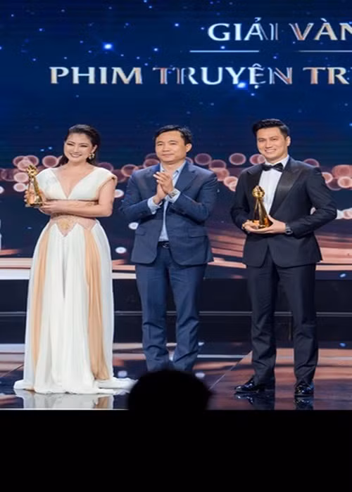 Trong những năm qua, Việt Anh đoạt không ít giải thưởng như Nam diễn viên điện ảnh, phim truyền hình xuất sắc nhất tại giải Mai Vàng 2008, Nam diễn viên chính phim truyền hình tại Cánh diều vàng 2015, Diễn viên nam xuất sắc tại Liên hoan phim toàn quốc lần thứ 35 và lần thứ 40. Ảnh: Vietnamnet