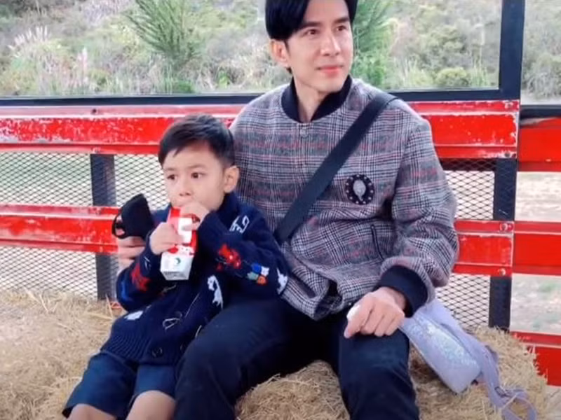 Sau ly hon, Dan Truong va vo cu dua con trai di choi