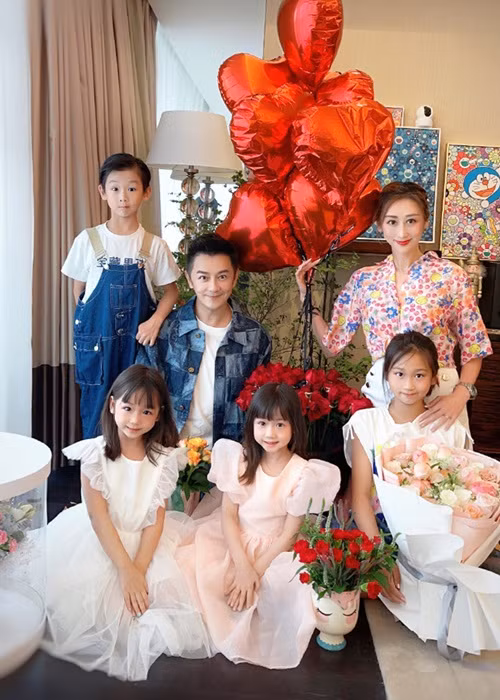 Trần Hạo Dân kết hôn với người mẫu Tưởng Lệ Sa, kém anh 16 tuổi. Cả hai có 4 người con: 3 gái, 1 trai. Đến nay, cuộc hôn nhân của tài tử đã kéo dài được 10 năm.