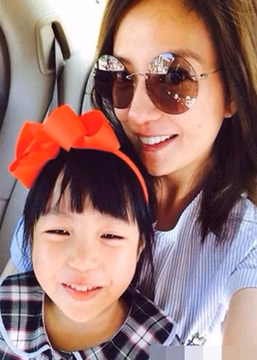 Theo iFeng, con gái của Triệu Vy đang sống và học tập tại Hong Kong. Vợ chồng nữ diễn viên chọn trường học uy tín, có chất lượng giảng dạy và mức học phí thuộc hàng top ở Hong Kong.