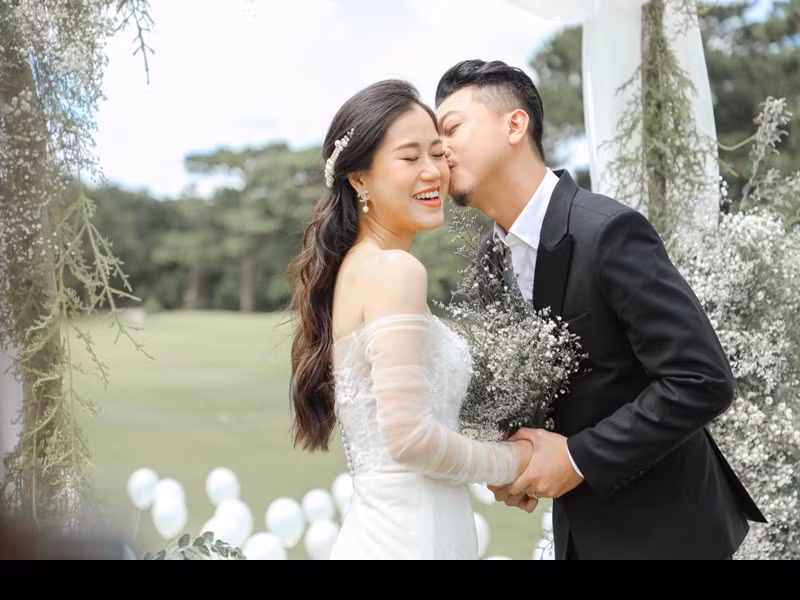 Còn Lâm Vỹ Dạ cho hay, về truyền hình, cô không bằng chồng. “Ông xã có kinh nghiệm nhiều hơn. Bản thân tôi hiện giờ diễn điện ảnh khá khớp nên chỉ dám nhận vai nhỏ thôi chứ chưa dám thử sức vai lớn”, Lâm Vỹ Dạ nói.
