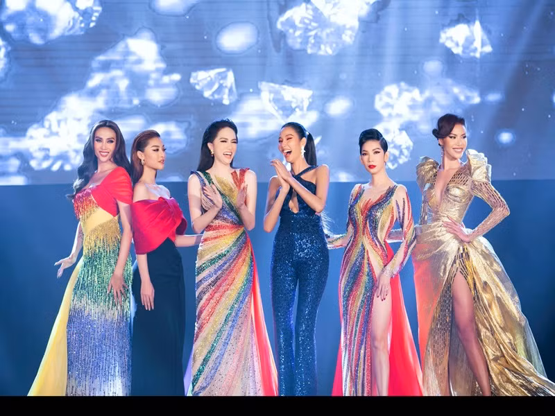 Hương Giang xuất hiện tại một số sự kiện, chương trình sau lùm xùm. Trong ảnh, cô tham dự chung kết cuộc thi Đại sứ hoàn mỹ với vai trò host.