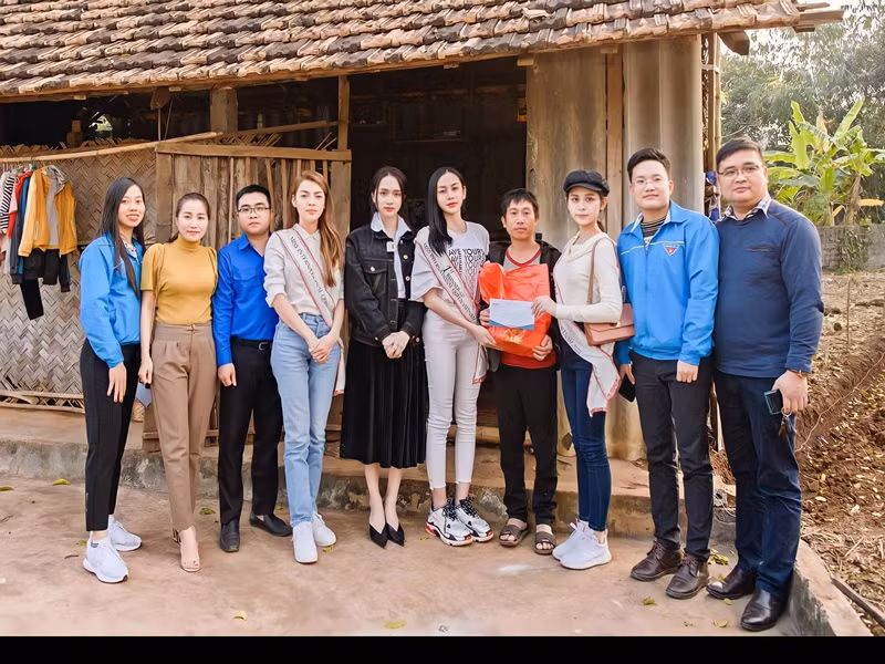 Hương Giang làm từ thiện cùng top 3 Đại sứ hoàn mỹ 2020.