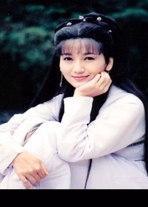 "Nữ thần bất lão" Triệu Nhã Chi trẻ đẹp khó tin ở tuổi 67 Triệu Nhã Chi là một trong những ngôi sao nổi tiếng nhất Hong Kong trong thập niên 80 và 90. Các vai diễn để đời của cô có Bạch Tố Trinh trong “Bạch nương tử truyền kỳ” 1992, Chu Chỉ Nhược trong “Ỷ thiên đồ long ký” 1978, Phùng Trình Trình trong “Bến Thượng Hải” 1980, Quan Âm Bồ Tát trong "Quan Thế Âm" 1985.