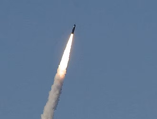 Là một tên lửa đạn đạo liên lục địa nên tên lửa Trident II D5 có kích thước khá “khủng” với có chiều dài 13,41m, đường kính 1,85m. Trọng lượng phóng lên tới 58,5 tấn.