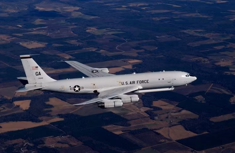 E-8C có tên đầy đủ là E-8C Joint STARS thuộc dòng máy bay giám sát tiến công mục tiêu liên quân đồng thời cũng là nền tảng chính của Không quân Mỹ trong kiểm soát chiến trường và theo dõi mục tiêu mặt đất.