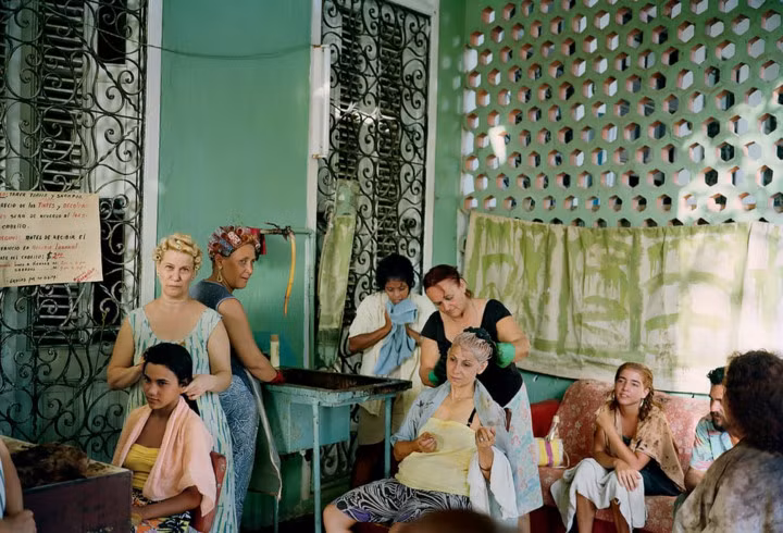 Khung cảnh bên trong một tiệm làm tóc ở Vedado, thành phố ven biển của thủ đô Havana vào năm 1993.