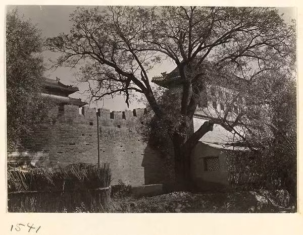 Bên ngoài Tiễn Lâu và Ung Thành.