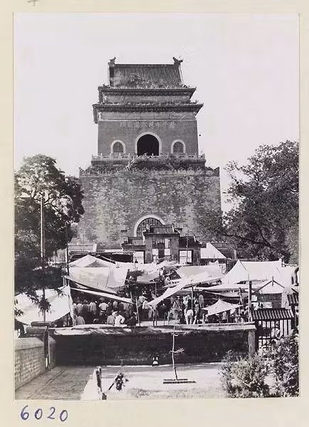 Rong ruổi trên chiếc xe đạp với ống kính trên tay, nữ nhiếp ảnh Hedda Morrison đã ghi lại những khoảnh khắc vô cùng giá trị về thành cổ Bắc Kinh xưa. Trong ảnh là khu vực trước Chung Lâu.