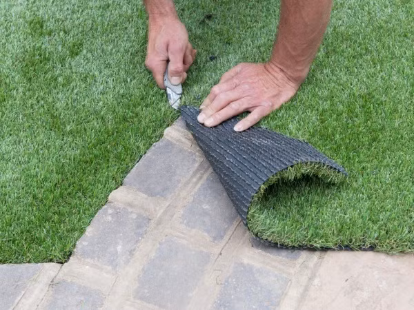 Với khoảng sân rộng, vuông vắn, có thể bạn không muốn đổ bê tông, lát đá hay lát gạch bởi sẽ khiến không gian ngoại thất trở nên thiếu sức sống. Vì thế hãy tạo ra những tiểu cảnh ở góc sân và gắn thêm cỏ nhân tạo mang đến không gian rộng thoáng, thuận tiện cho cuộc sống của mọi người trong nhà.