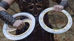 Chakram được rèn từ sắt, thép và đồng thau với phần lưỡi hình tròn được mài sắc. Đây là loại vũ khí có uy lực cực kì lớn. Người sử dụng sẽ ném Chakram theo chiều dọc thay vì chiều ngang.
