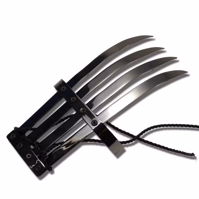 Tekko Kagi – Móng vuốt Ninja: Móng vuốt Tekko Kagi là món vũ khí cổ xưa có xuất xứ từ Ấn Độ nhưng lại được dùng nhiều bởi Ninja của Nhật Bản. Đây là loại vũ khí có hình dạng tương tự như móng vuốt của nhân vật Wolverine.