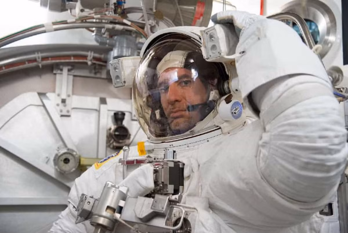 ISS Expedition 36: Rò rỉ nước trong bộ đồ của phi hành gia. Phi hành gia người Italy Luca Parmitano đã uống một chút nước khi làm việc bên ngoài Trạm Vũ trụ Quốc tế (ISS) vào ngày 16/7/2013. Khi đi bộ ngoài không gian trong chuyến thám hiểm lần thứ 36 lên ISS, mũ bảo hiểm của Parmitano bất ngờ chứa đầy chất lỏng, và khi ở trong không gian, nước tự do nổi xung quanh toàn bộ đầu khiến anh không thể giao tiếp. Chuyến đi bộ ngoài không gian đã bị hủy bỏ và phi hành gia vẫn an toàn.