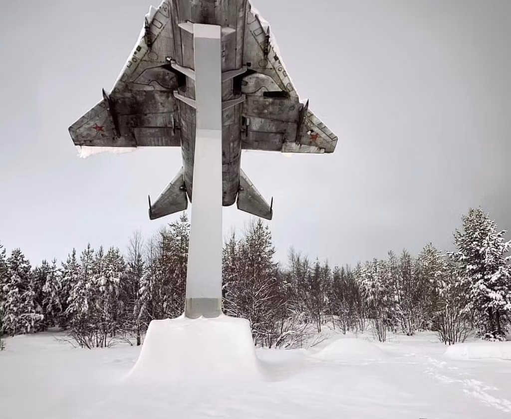Chiến đấu cơ thời Liên Xô sáng lên do phản chiếu đèn đường ở Murmansk.