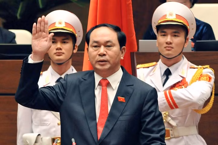Chủ tịch nước Trần Đại Quang: Đặt lợi ích quốc gia, dân tộc lên trên hết. Nhân kỷ niệm 70 năm Ngày toàn quốc kháng chiến (19/12/1946 - 19/12/2016), Chủ tịch nước Trần Đại Quang có bài viết: “Phát huy tinh thần toàn quốc kháng chiến, đẩy mạnh sự nghiệp công nghiệp hóa, hiện đại hóa đất nước, bảo vệ vững chắc Tổ quốc Việt Nam Xã hội chủ nghĩa”. Trong đó nhấn mạnh: “Đặt lợi ích quốc gia, dân tộc lên trên hết”. Ảnh Viettimes.