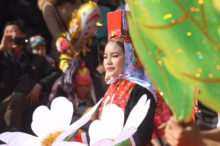 Cô gái Bình Liêu e ấp như màu trắng tinh khôi, thuần khiết của hoa sở.