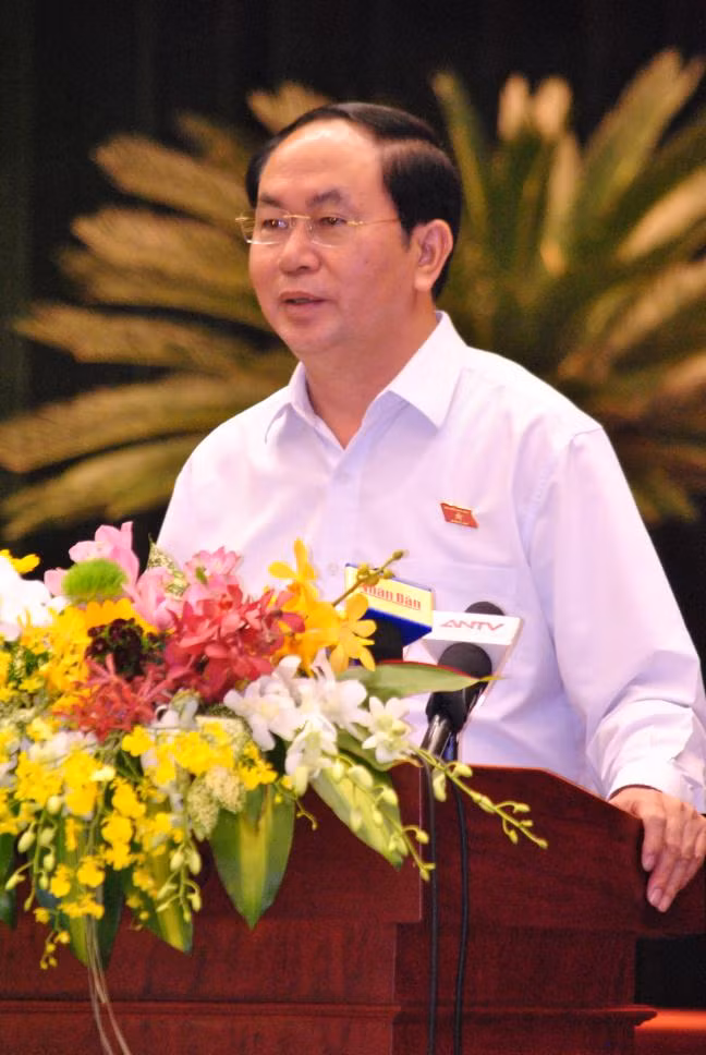 Chủ tịch nước Trần Đại Quang: "Doanh nhân phải là “những người lính tiên phong trên mặt trận kinh tế”. Tại buổi gặp gỡ giữa Đoàn ĐBQH với doanh nghiệp, doanh nhân TP HCM chiều ngày 3/10, Chủ tịch nước Trần Đại Quang nhấn mạnh: “Đội ngũ doanh nhân Việt Nam phải thực sự là “những người lính tiên phong trên mặt trận kinh tế”; có trình độ, kiến thức toàn diện, phẩm chất đạo đức, ý thức công dân và tinh thần dân tộc; xây dựng đạo đức, văn hoá kinh doanh, quan hệ lao động hài hoà, thực hiện tốt trách nhiệm xã hội; bảo đảm doanh nghiệp phát triển bền vững; đời sống vật chất, tinh thần của người lao động không ngừng được nâng cao…”. Ảnh: Báo Phụ nữ TP HCM.