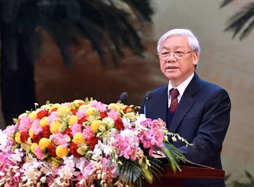 Tổng Bí thư Nguyễn Phú Trọng: “Cán bộ, đảng viên phải trong sạch, gương mẫu thì dân mới tin”. Tại hội nghị lần thứ 4 Ban Chấp hành Trung ương Đảng khóa XII họp tại Hà Nội, Tổng Bí thư Nguyễn Phú Trọng nhấn mạnh đến việc cần thảo luận, ra Nghị quyết về "Tăng cường xây dựng, chỉnh đốn Đảng; ngăn chặn, đẩy lùi sự suy thoái về tư tưởng chính trị, đạo đức, lối sống, những biểu hiện "tự diễn biến", "tự chuyển hoá" trong nội bộ". Đây là vấn đề hệ trọng, vừa cơ bản, vừa cấp bách. Ảnh: Tiền Phong.
