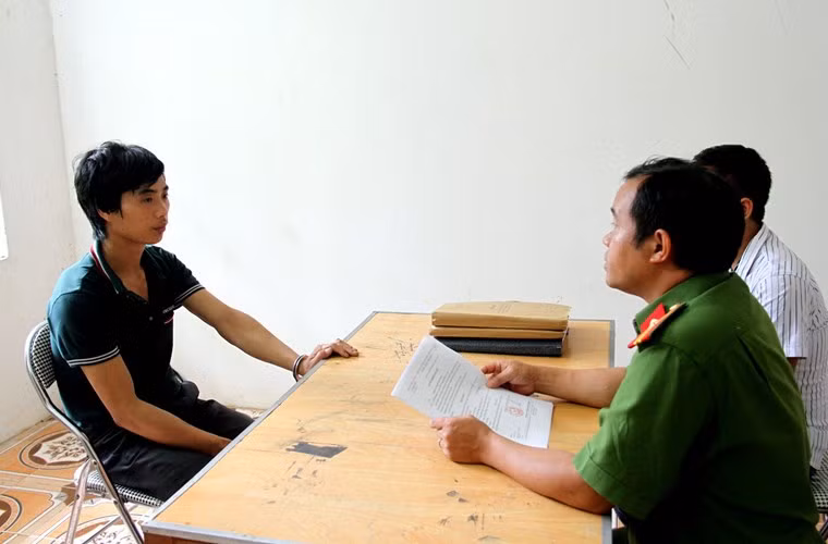 Ngày 6/9, Công an tỉnh Lào Cai đã khởi tố bị can và ban hành lệnh tạm giam đối với đối tượng Tẩn Ông Nải (Tên gọi khác là Tẩn Láo Lở) – kẻ gây ra vụ thảm sát 4 người ở Lào Cai đặc biệt nghiêm trọng.