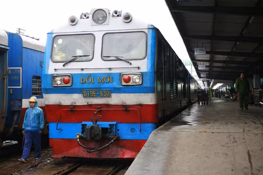5. Lộ sai phạm "khủng" tại Tổng Công ty đường sắt Việt Nam Hàng loạt sai phạm về vấn đề mua ray dự phòng, quản lý vốn vay bằng ngoại tệ, sử dụng quỹ hỗ trợ sắp xếp doanh nghiệp, quản lý tài sản cố định, thậm chí cả việc đầu tư xây dựng... tại Tổng công ty Đường sắt Việt Nam (VNR) và một số đơn vị thành viên đã được Thanh tra Chính phủ kết luận, chỉ rõ trong bản công bố Kết luận số 2222/KL-TTCP ngày 26/8/2016 về việc chấp hành quy định của pháp luật về quản lý, sử dụng vốn, tài sản tại VNR. Ảnh Người Lao Động.