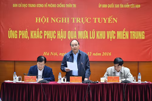  “Tuyệt đối không để người dân bị đói, rét trong mưa lũ”. Tại hội nghị trực tuyến ứng phó, khắc phục hậu quả mưa lũ khu vực miền Trung với các tỉnh từ Thừa Thiên Huế đến Khánh Hoà tổ chức ngày 17/12/2016 tại Hà Nội, Thủ tướng Nguyễn Xuân Phúc nhấn mạnh: “Tuyệt đối không để người dân bị đói, rét trong mưa lũ”. “Bằng mọi biện pháp phải tiếp cận cho được các khu dân cư còn đang bị ngập sâu, chia cắt, cô lập để hỗ trợ lương thực, thực phẩm (lương khô, bánh mỳ, mỳ tôm, gạo...) cho người dân; chủ động sơ tán người dân ra khỏi các khu vực nguy hiểm không bảo đảm an toàn, nhất là các hộ ở ven sông, suối, vùng thấp trũng, khu vực có nguy cơ lũ quét, sạt lở đất”, Thủ tướng chỉ đạo. Ảnh BCĐTWPCTT.