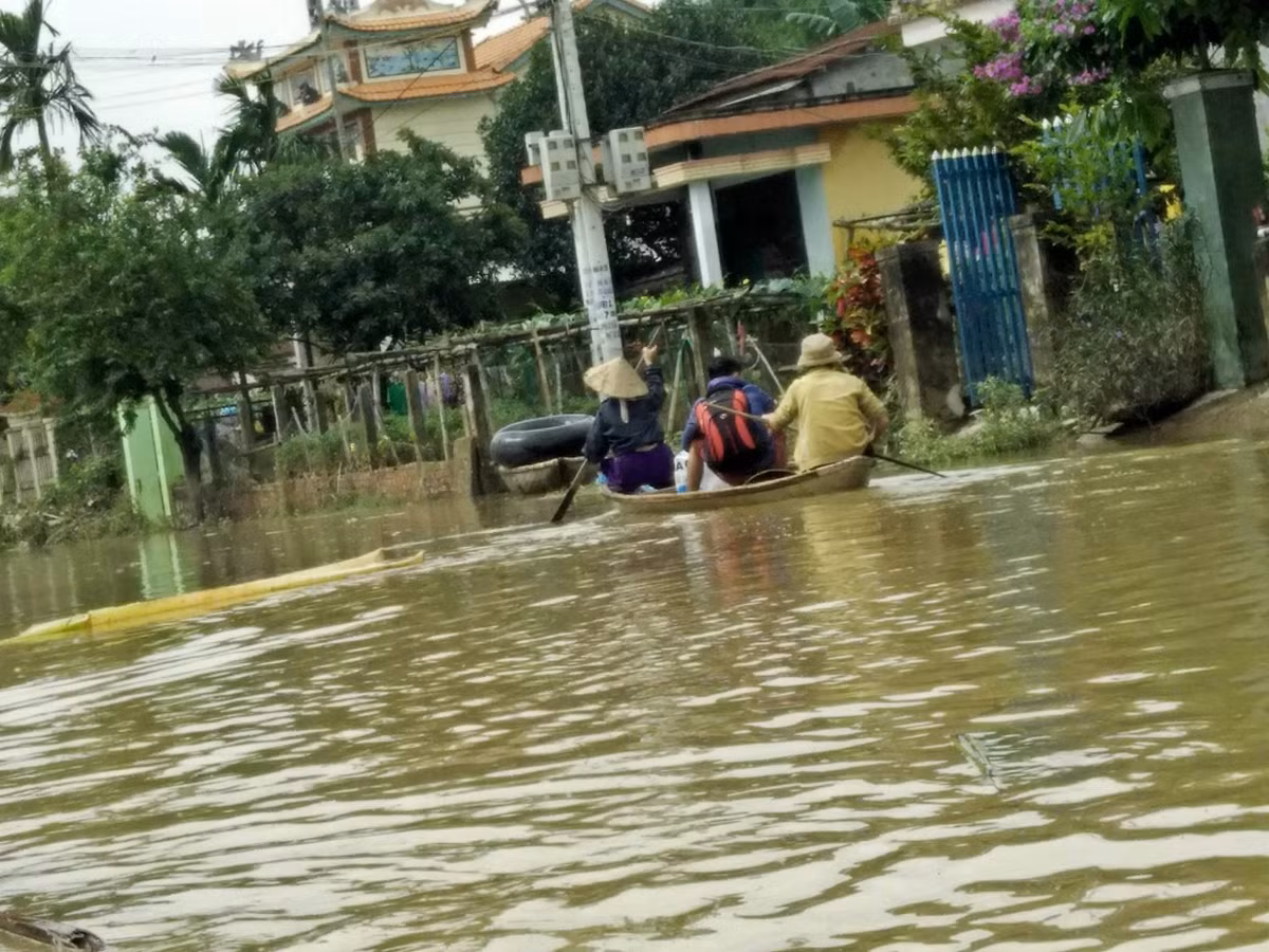 Nước lũ trên các sông tại miền Trung đang rút.