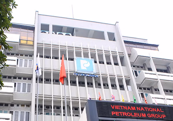 6. Lùm xùm kết luận thanh tra tại Tập đoàn Xăng dầu Việt Nam (Petrolimex) Ngày 5/9/2016, TTCP cũng chính thức ra Thông báo nội dung thực hiện kết luận thanh tra đối với Tập đoàn Xăng dầu Việt Nam. TTCP chỉ rõ những khuyết điểm trong quản lý vốn như Công ty mẹ - Tập đoàn đã đầu tư tài chính ngoài ngành nghề kinh doanh chính (ngân hàng, bảo hiểm, bất động sản) với tổng số tiền hơn 2,255 nghìn tỷ đồng, trong đó đầu tư với giá trị lớn không đúng quy định. Một số khoản đầu tư của Công ty mẹ hiệu quả thấp. Tại văn bản mới này, Thanh tra Chính phủ xác định trách nhiệm chính đối với những khuyết điểm, vi phạm kể trên thuộc về Hội đồng Quản trị, Tổng Giám đốc, Kế toán trưởng Petrolimex và Tổng Giám đốc, Giám đốc, Kế toán trưởng các công ty liên quan. Petrolimex đã ban hành định mức hao hụt xăng dầu cao hơn thực tế từ 35 - 48%, đã làm tăng giá vốn, giảm hiệu quả kinh doanh của công ty mẹ, tạo thu nhập cho các công ty xăng dầu thành viên... Ảnh Báo Đầu tư.