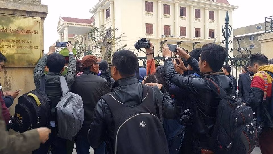Các nhà báo, phóng viên tác nghiệp tại phiên tòa xét xử Doãn Trung Dũng. Ảnh Hải Ninh.