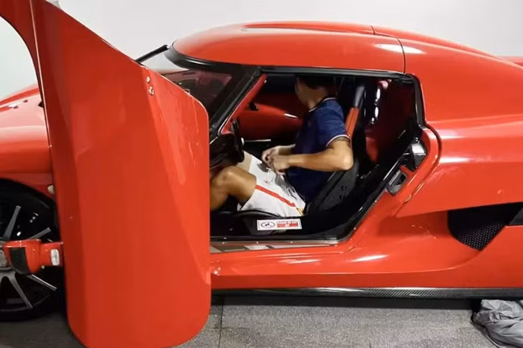 Trong các bức ảnh mới nhất về chiếc siêu xe triệu đô Koenigsegg CCX này, đã giúp cho giới mê xe có thể nhìn ngắm 1 phần nhỏ nội thất của xe, đó là ghế ngồi bọc da màu đen đỏ, không phải da Alcantara hay chất liệu ghế cao cấp như ngày nay, đơn giản là vì Koenigsegg CCX đã ra đời cách đây gần 20 năm về nước, và lúc này, hãng còn khá non trẻ.