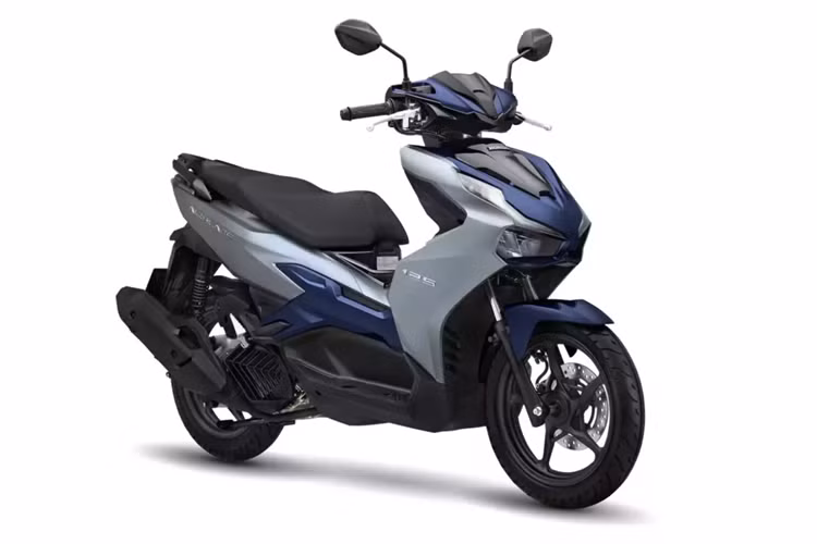 Mặt nạ trước với mảng ốp đỏ cùng các điểm nhấn thể thao trên tem xe "Sport" và số "160", kết hợp logo Air Blade cùng tông được dập nổi.