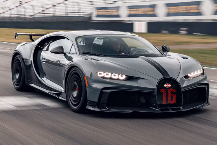 Đó chính là 2 chiếc siêu xe Bugatti Chiron với 1 xe tiêu chuẩn và 1 chiếc Pur Sport đã được bật mí sẽ tham dự Gumball 3000 2024, tuy nhiên, hiện tại, danh sách các mẫu xe tham dự hành trình siêu xe lớn nhất Việt Nam đều không có thông tin về 2 mẫu xe này, vì thế, việc cặp siêu phẩm mạnh 3.000 mã lực không đến nước ta để đồng hành cùng hàng chục siêu xe khác là 1 sự đáng tiếc.