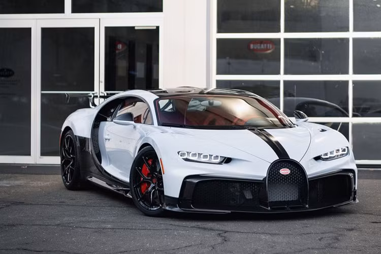 Riêng về chiếc xe Porsche Carrera GT của dân chơi Thái Lan, có tin đồn xe sẽ xuất phát ở quê nhà, thay vì vận chuyển đến Việt Nam. Nguồn cung cấp sức mạnh cho siêu phẩm Bugatti Chiron Pur Sport lỡ hẹn tham dự Gumball 3000 vẫn là khối động cơ W16, dung tích 8.0 lít, đi kèm 4 bộ tăng áp đình đám. 
