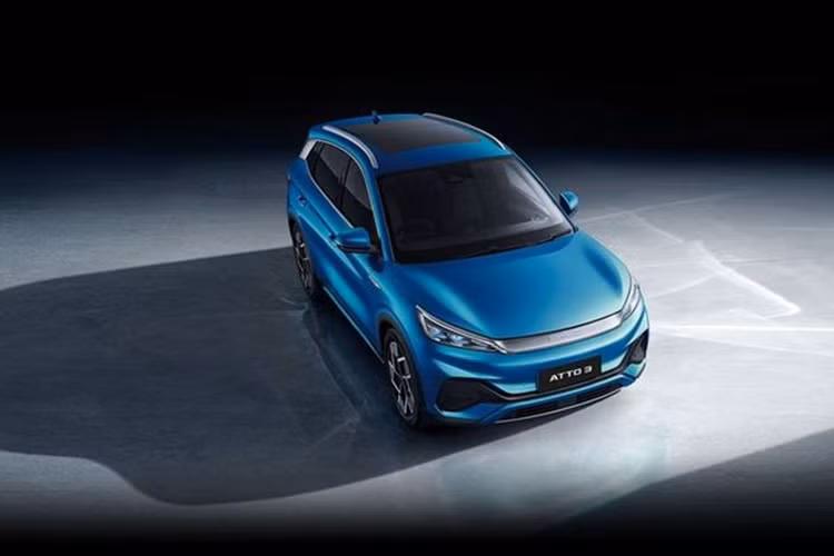 Hồi giữa năm 2023, trang chủ của BYD tại Việt Nam còn đăng tải hình ảnh mẫu Atto 3 kèm dòng trạng thái "We are coming (Chúng tôi sẽ sớm xuất hiện)". Như vậy, Atto 3 nhiều khả năng sẽ là mẫu xe đầu tiên được mở bán tại Việt Nam.