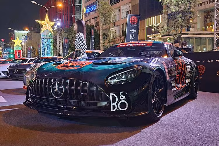 Vào ngày 14/9, hành trình siêu xe Gumball 3000 đã chính thức được khai mạc tại đại lộ Lê Lợi (TP.HCM), quy tụ hơn 100 chiếc trên toàn thế giới tập hợp về Việt Nam. Dự kiến, đoàn xe sẽ khởi hành vào sáng nay ngày 15/9, đi qua Campuchia, Thái Lan, Malaysia và kết thúc tại Singapore.