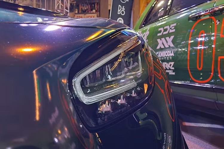 Ngoài ra, để “hoà nhập” với dàn siêu xe tham dự Gumball 3000 2024, chủ sở hữu còn dán loạt decal ký tự, con số, logo trên khắp ngoại thất của Mercedes-AMG GT Black Series P One Edition.