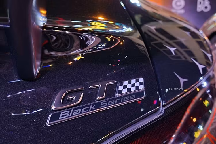 hông giống như hầu hết những chiếc Mercedes-AMG GT Black Series P One Edition khác có màu sơn bạc chuyển dần sang màu đen ở phía sau, chiếc xe này được hoàn thiện hoàn toàn bằng màu sơn đen bóng cùng điểm nhấn là hàng trăm họa tiết ngôi sao ba cánh màu bạc đặc trưng của Mercedes được vẽ bằng tay khắp phía bên sau ngoài.