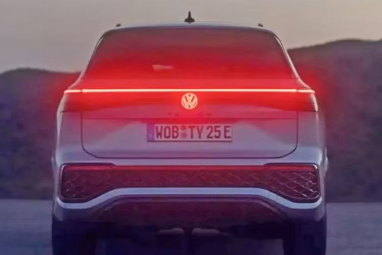 Theo thông tin do Bộ Công nghiệp và Công nghệ thông tin Trung Quốc đăng tải, mẫu xe SUV Volkswagen Tayron L có chiều dài tổng thể đạt 4.684 mm, lớn hơn Tiguan thường tới 133 mm. Tayron bản dành cho thị trường quốc tế nhiều khả năng cũng sẽ có cấu hình tương tự, nhưng được bố trí với 7 chỗ ngồi thay vì 5 chỗ như bản dành cho thị trường Trung Quốc.