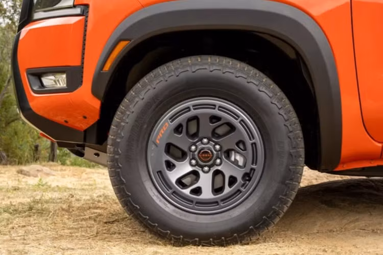 Nissan cũng bổ sung cho mẫu bán tải tùy chọn màu sơn mới mang tên Afterburn Orange để giúp người dùng có thêm nhiều lựa chọn. Về nội thất, từ phiên bản SV trở lên, Navara 2025 sẽ được trang bị ghế lái chỉnh điện sáu hướng và màn hình giải trí 12,3 inch, hỗ trợ kết nối không dây với Android Auto hoặc Apple CarPlay.