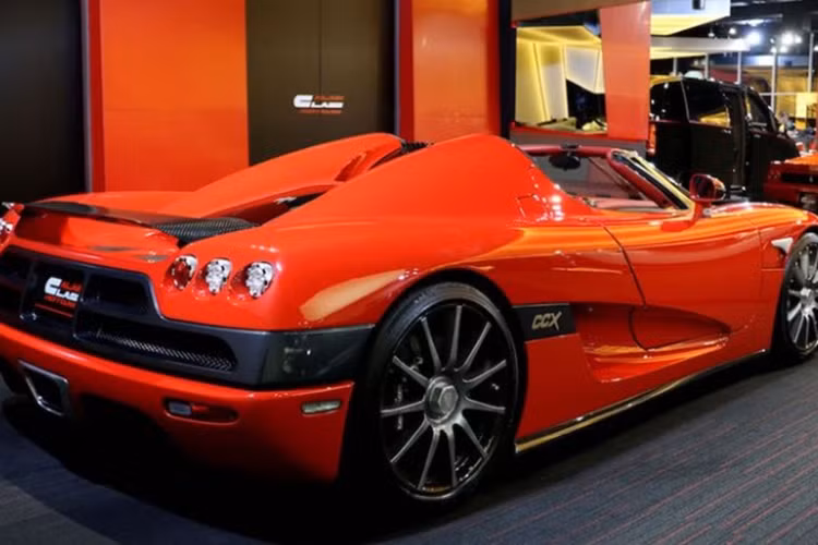 Chiếc hypercar của đại gia Hải Phòng mang số khung là #53 và được sản xuất năm 2008. Đặc biệt hơn, đây là chiếc CCX màu đỏ duy nhất trên thế giới. Ở thời điểm mới ra mắt, mức giá xe Koenigsegg CCX là 700.000 USD (khoảng 17,79 tỷ đồng).